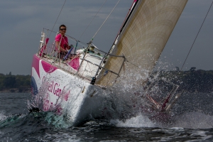Claire Pruvost à la barre de son Figaro Beneteau 2