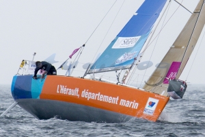 Xavier Macaire repare son Figaro après un choc avec Amaiur Alfaro