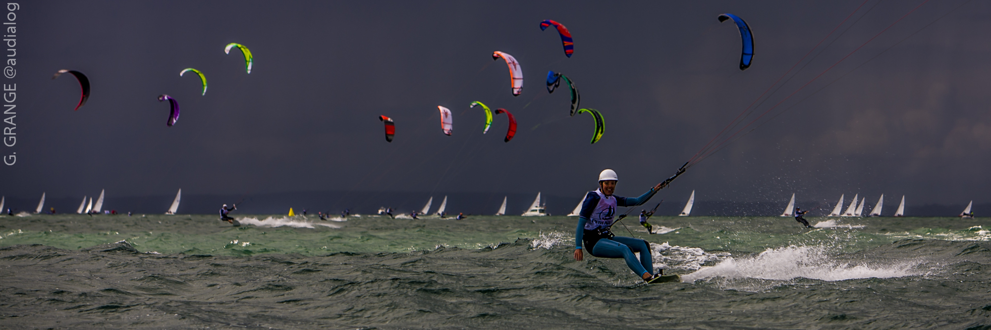 Kite surf sur fond sombre et voiles au Grand Prix Petit Navire 2008