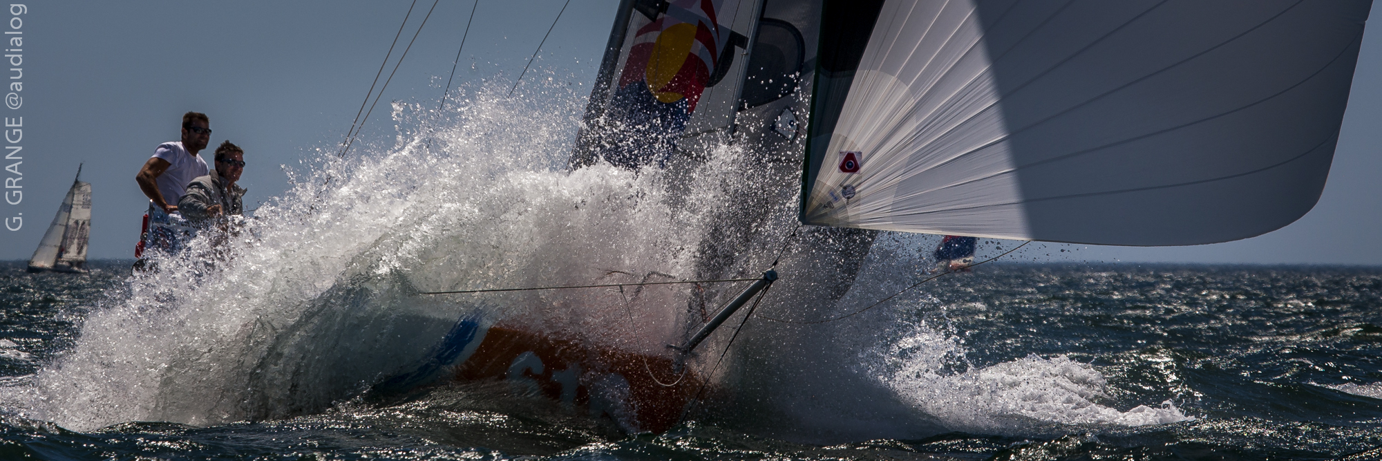 Voiliers Classe Mini 6.50 Sous Spi qui enfourne la vague en course au large