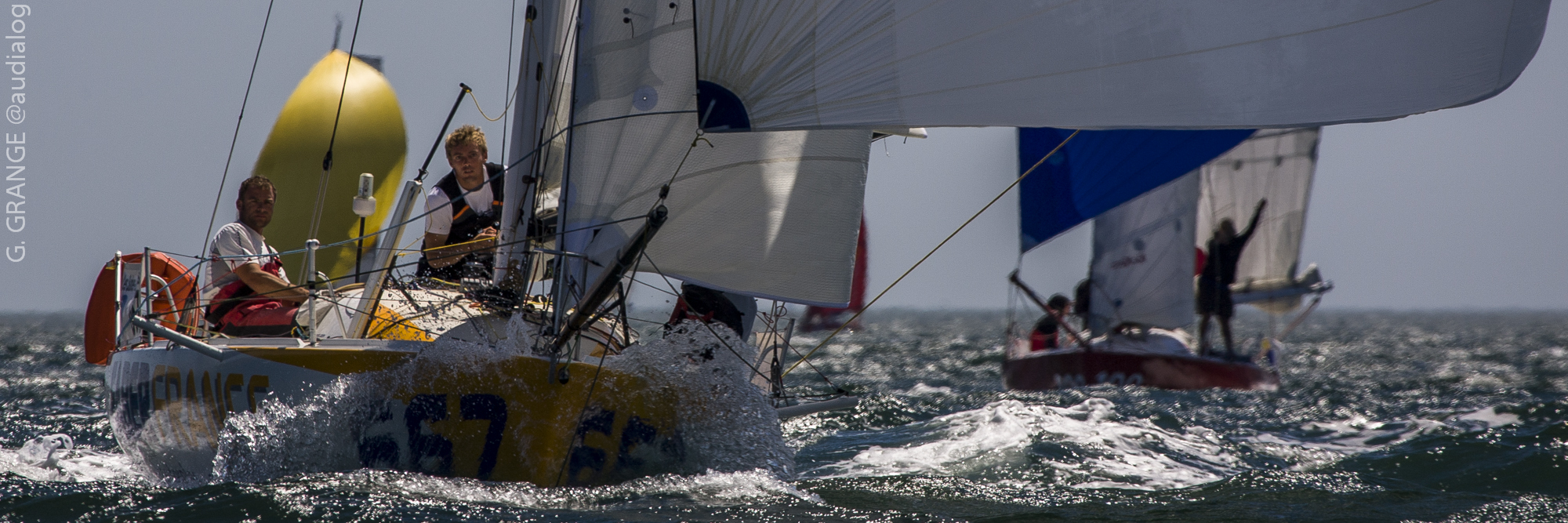 Voiliers Classe Mini 6.50 Sous Spi Skipper en action lors de la course au large